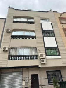 メクネスにあるMeknès 3 Spacious Penthouseの窓とドアが付いた高層ビル