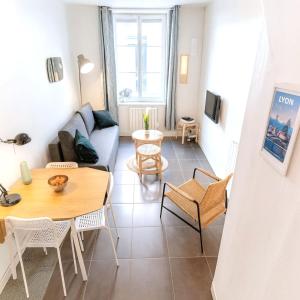 La GuillotièreにあるPeaceful & well-located duplex Parc Blandan Rhône & Wifiのソファとテーブルのあるリビングルーム