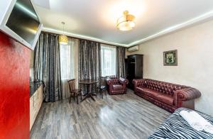 a living room with a couch and a table at Уютная квартира с джакузи в центре Киева in Kyiv
