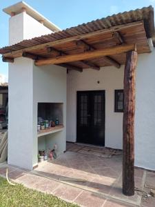 a wooden pergola on the side of a house at Alojamiento Madariaga 224 in Goya
