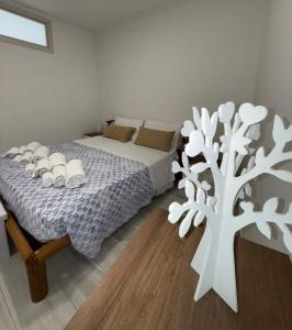 - une chambre dotée d'un lit avec un arbre dans l'établissement L'Angolo della Piazza, à Caltagirone