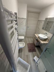 une salle de bain avec un lavabo et des toilettes dans l'établissement L'Angolo della Piazza, à Caltagirone 14 autres photos