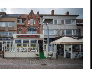 a street with a building and a store at Le Grand Cabaret in Nieuwpoort