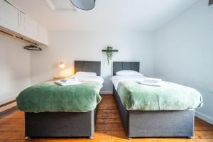 Un pat sau paturi într-o cameră la Chapel Lodge by Tŷ SA +6 fotografii