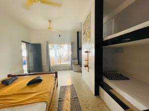 Katil atau katil-katil dalam bilik di The La Mer Beach Resort Gokarna