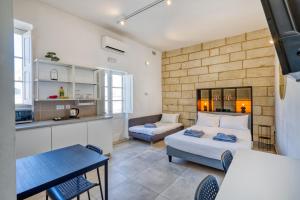 Ένα ή περισσότερα κρεβάτια σε δωμάτιο στο Guesthouse near waterfront with shared sun terrace and jacuzzi, GOBLU