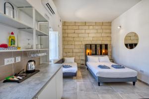Η κουζίνα ή μικρή κουζίνα στο Guesthouse near waterfront with shared sun terrace and jacuzzi, GOBLU