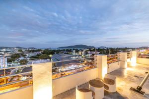 Μπαλκόνι ή βεράντα στο Phuket Five Fortune Holiday Hotel +87 φωτογραφίες