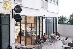 Restaurace v ubytování Royal Suites Studio 15QR - Baloi Apartment