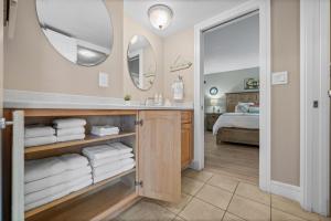 Ένα ή περισσότερα κρεβάτια σε δωμάτιο στο Casa Sol - Waterfront Island Rental - Ocean Views - Near Beach +31 φωτογραφίες