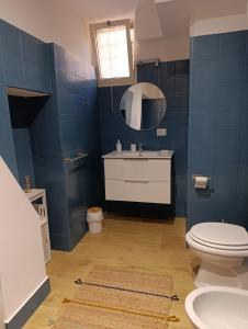 een blauwe badkamer met een toilet en een wastafel bij Suite San Giovanni in Rome +5 foto's