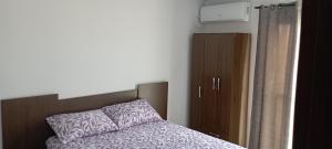 a small bedroom with a bed and a closet at Casas El Timón B in Chuí