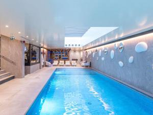 Бассейн в Novotel Deauville Plage или поблизости