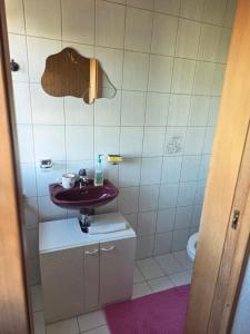 RootにあるLuzern Zimmer in Rootの洗面台とトイレ付きのバスルーム
