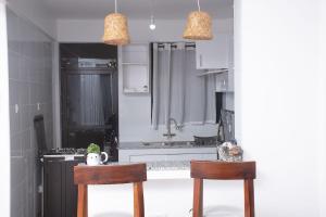 BusiaにあるKayla Suites-2 Bedroom Apartmentのキッチン(椅子2脚、テーブル、シンク付) +20枚の写真