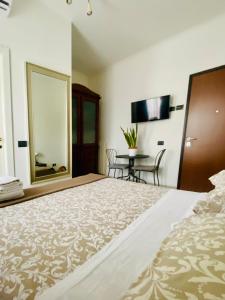 ein Schlafzimmer mit einem großen Bett und einem Tisch in der Unterkunft Da Fernanda in Guidonia