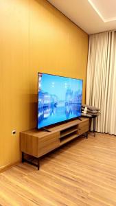 a large flat screen tv sitting in a living room at شاليه الهنا in Jeddah +5 photos