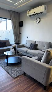 a living room with two couches at شاليه الهنا in Jeddah