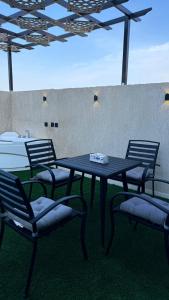 a black table and chairs on a patio at شاليه الهنا in Jeddah