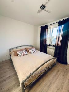 una camera da letto con un letto con due cuscini sopra di Apartament a Tarnowskie Góry