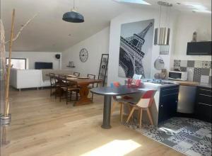 Η κουζίνα ή μικρή κουζίνα στο Spacieuse maison de ville +3 φωτογραφίες