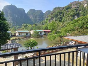 uitzicht op een rivier met bergen op de achtergrond bij Trang An Pristine View homestay in Ninh Binh