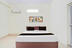 un dormitorio con una cama grande en una habitación en Hotel O Golden Sky, en Noida 21 fotos más