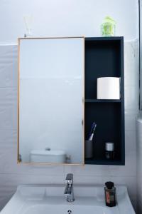 uno specchio sopra un lavandino in un bagno di Green Haven - Modern Cozy Studio - Fast Wi-Fi - AC - Cocody a Abidjan