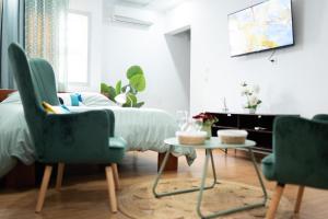 una camera da letto con un letto, due sedie e un tavolo di Green Haven - Modern Cozy Studio - Fast Wi-Fi - AC - Cocody a Abidjan