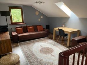 a living room with a couch and a table at 160m piękny stylowy dwupoziomowy dom in Gdynia
