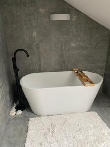 una vasca da bagno bianca seduta in bagno di 160m piękny stylowy dwupoziomowy dom a Gdynia Altre 50 foto