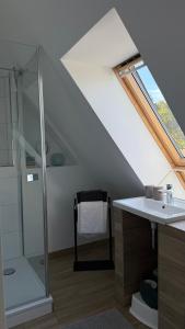 Koupelna v ubytování Exklusive Maisonette-Wohnung am Rande von Freiburg im Breisgau