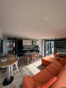 a living room with an orange couch and a table at A Casa Di Mimmo in Fondachello