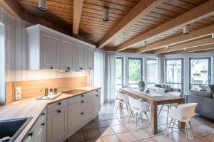 Η κουζίνα ή μικρή κουζίνα στο Haus am Meer Kiek Över 6 +14 φωτογραφίες