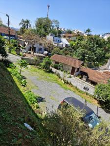a car parked on the side of a road at Casa 1 quarto 2 pessoas a 3 km da Oktoberfest in Blumenau