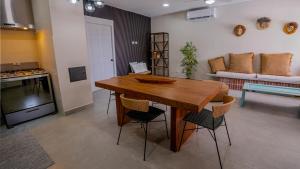 Un comedor con mesa y sillas de madera. en Helmi - Pedasí 2-Bedroom Oasis with Pool, en Purio 9 fotos más