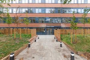 グレーブゼンドにあるContemporary & Bright 1 Bed Apartment in Gravesendの正面に木々がある建物の外観