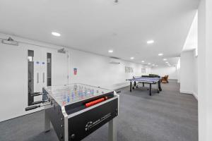 グレーブゼンドにあるContemporary & Bright 1 Bed Apartment in Gravesendの卓球台と卓球台が備わる部屋