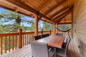 Balkón nebo terasa v ubytování 4BR Cabin with Game Room & Fire Pit Sleeps 13
