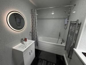 O baie la Modern 3 Bed House in Headingley - Free Parking