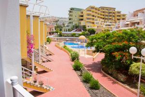 balcón de un edificio con piscina en Apartment Playa Torviscas, en Adeje