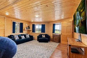 TV a/nebo společenská místnost v ubytování 4BR Cabin with Game Room & Fire Pit Sleeps 13