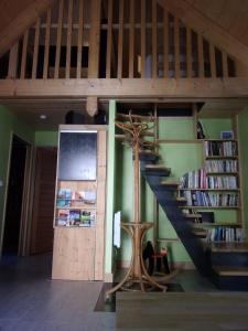 uma escada em espiral num quarto com livros em Maison Bois "Alaska" em Rochecorbon
