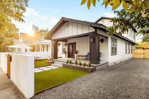 una casa bianca con un prato di Luxury Downtown Retreat with Pool and Hot Tub, 6Bdr ad Austin