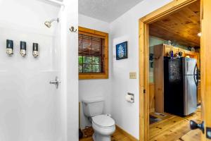een badkamer met een toilet en een koelkast bij Gunny's Cabin in Stewart Mill +26 foto's