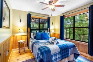 een slaapkamer met een bed met een teddybeer erop bij Gunny's Cabin in Stewart Mill
