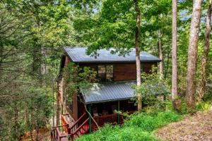 een blokhut midden in het bos bij Gunny's Cabin in Stewart Mill