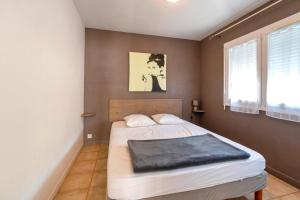 a bedroom with a bed and a window at Océan Ouest - Domaine Des Landes in Lesperon
