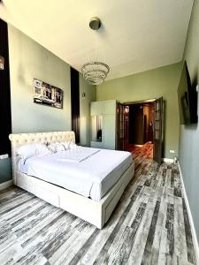 Ένα ή περισσότερα κρεβάτια σε δωμάτιο στο Laya Old Town Blue