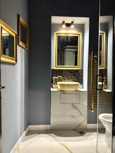 Ένα μπάνιο στο Laya Old Town Blue +10 φωτογραφίες